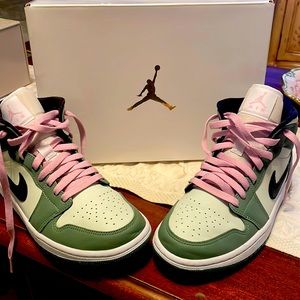Air Jordan Nike woman’s mid Dr